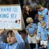 Terwijl Kevin De Bruyne het moeilijk krijgt, laten City-fans met gezangen blijken wat ze van afscheid vinden