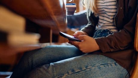 «Le premier cours ne démarrera jamais»: l’interdiction du portable au collège, un vrai casse-tête