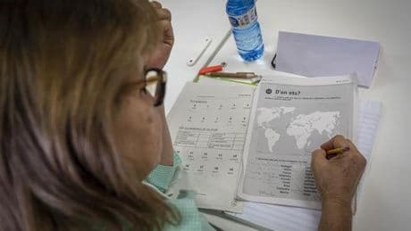 El 36,5% de catalanohablantes asegura no ser atendido en catalán en comercios de Catalunya