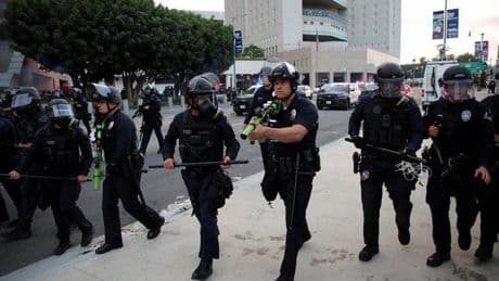 Las redadas contra migrantes desatan la ira en Los Ángeles