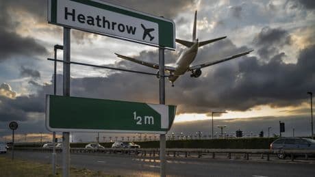 Evacúan una terminal del aeropuerto londinense de Heathrow por la presencia de "material peligroso"