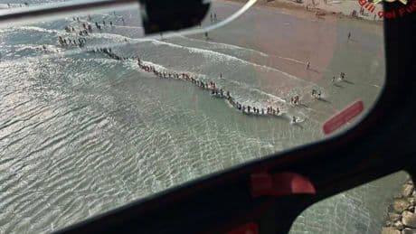 Bimbo di sei anni disperso in spiaggia e i bagnanti formano una catena umana per cercarlo