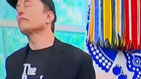 El extraño comportamiento de Elon Musk en el despacho oval despierta todo tipo de teorías en la red: &quot;No puede ocultarlo&quot;