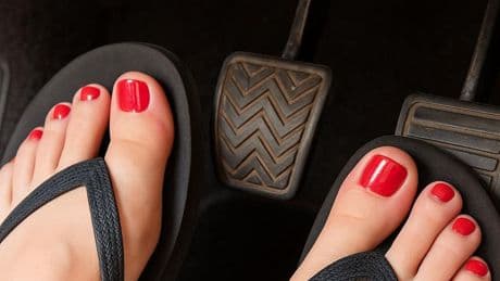 ¿Puedes conducir con chanclas? Esto es lo que advierte la DGT