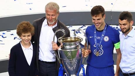 Roman Abramovich laat drie jaar na verkoop Chelsea voor het eerst van zich horen