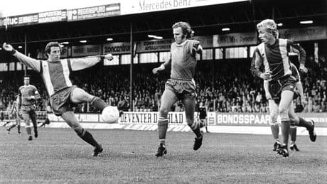Voorafgaand aan duel om Johan Cruijff Schaal minuut stilte voor overleden Dick Schneider