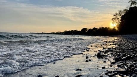 Father drowns trying to save daughter at Ontario beach
