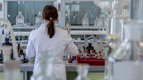 Reprogramar células: la clave de La Paz para tratar a una niña de 11 años y una nueva vía frente a las enfermedades autoinmunes