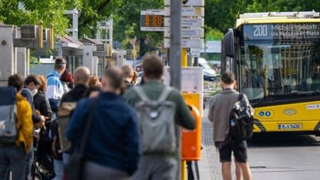 Berlin: BVG fährt Busangebot 2026 nicht hoch – Live-Durchsagen eingeführt
