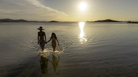 Playas, baños de lodo y café asiático: vive un verano sin prisas en la Región de Murcia