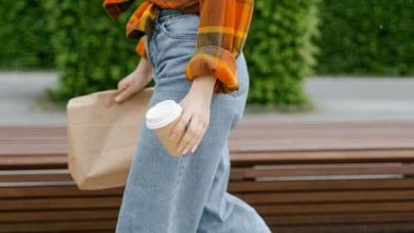 Jeans: a zampa o slim? Ecco quali modelli scegliere a 60 anni (e come abbinarli)