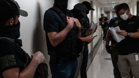 Adams Asks Trump Administration to Stop Courthouse Migrant Detentions