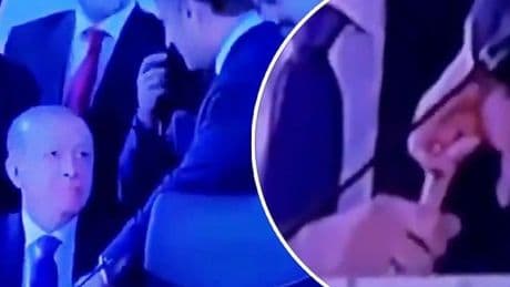 Beelden: Erdoğan houdt vinger Macron vast na begroeting