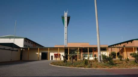 Un preso "amenaza" y propicia una "brutal agresión" a un funcionario de la cárcel Sevilla II