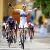 Lorena Wiebes sprint vanuit klein groepje naar winst na massale val in slotkilometers derde Giro-etappe
