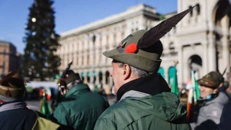Un canto non cancella la storia degli alpini