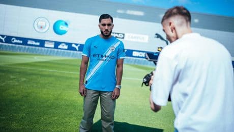 PSG, Real Madrid, Manchester City... En images, les nouveaux maillots pour la saison 2025-2026