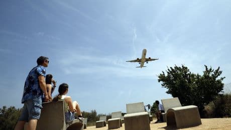 Illa esquiva el veto a sus socios para ampliar el 'superaeropuerto' de El Prat