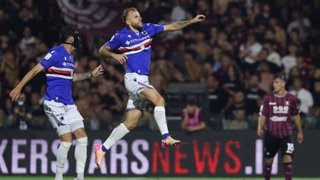 Sampdoria in Serie B: segna 2 gol alla Salernitana, poi gara sospesa e chiusa dopo 75' perché all'Arechi vola in campo di tutto