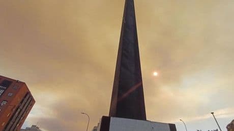 El humo y la ceniza de un incendio en Toledo cubre el cielo de Madrid