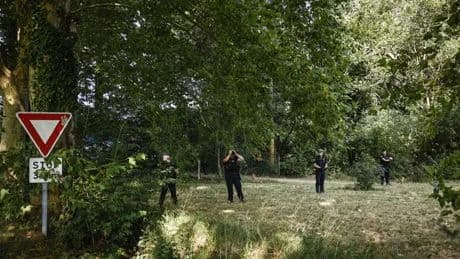 Francia sotto shock, uomo sventrato e disposto a croce: è caccia al killer del “rito nero”