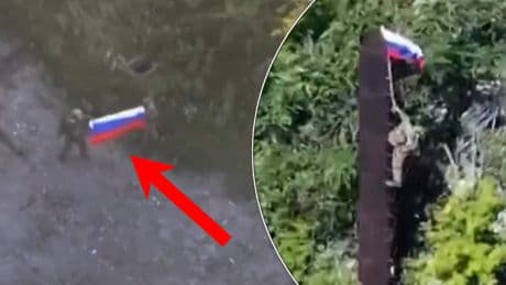 Beelden: ’Russische soldaten’ plaatsen vlag op Oekraïens grondgebied