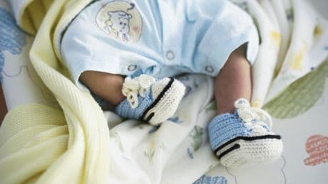 Los nacimientos vuelven a caer en el primer trimestre en España y ya se producen 24.000  menos que hace una década