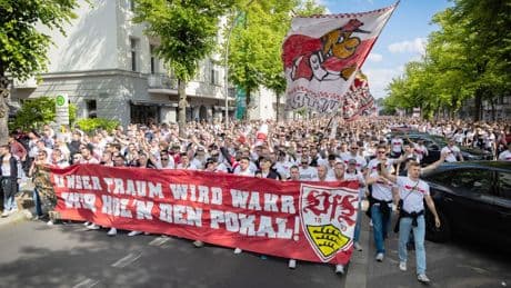 Anhänger von Arminia und VfB: Pokalfinale: Fans laufen zum Stadion - Stimmungsmacher Löw