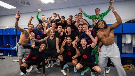 Cuatro jugadores del Barça fueron en Bicing a celebrar el título con Ferran en el hospital