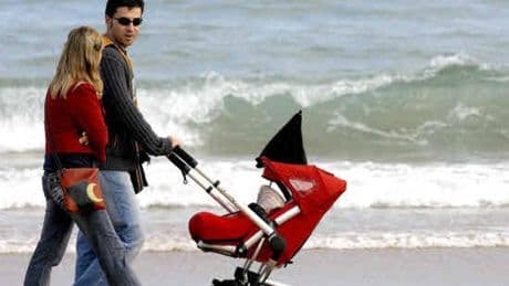 Los sindicatos instan al Gobierno a aplicar el permiso parental retribuido de 8 semanas tras una nueva sentencia