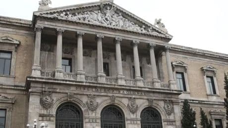 La Biblioteca Nacional de España estudia eliminar la corona de su logo