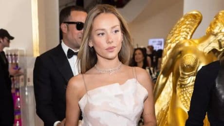 Ester Expósito se corta el flequillo: las claves de este 'beauty look' que triunfará este otoño 2025