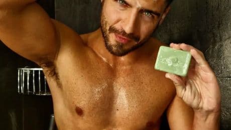 El secreto de Maxi Iglesias para lucir piel suave y luminosa
