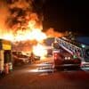 Veel rook door grote brand bij autobedrijf in Alphen aan den Rijn