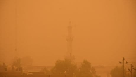 Irak'ta kum fırtınası sebebiyle 94 kişi boğulma tehlikesi geçirdi