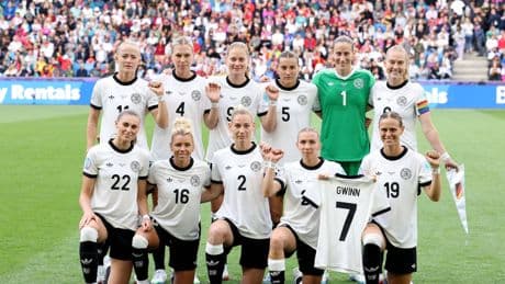 DFB-Team würdigt verletzte Giulia Gwinn vorm Spiel gegen Dänemark