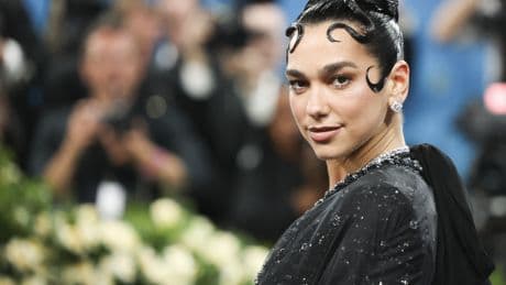 Royaume-Uni : Dua Lipa et plus de 300 artistes appellent à bloquer les ventes d'armes à Israël