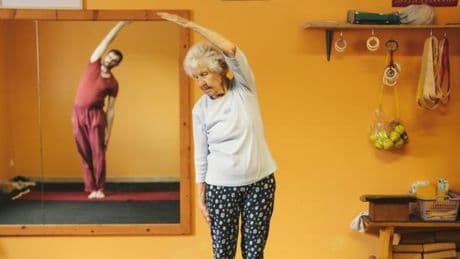 Charlotte Chopin, professeure de yoga de 102 ans : « Le yoga m’apporte la sérénité, le calme, la paix… et des amis »