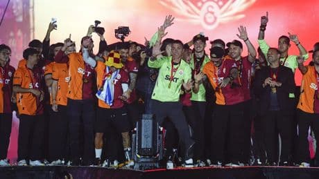 Galatasaray'ın şampiyonluk kutlamalarında tepki: Sahnede ıslıklandı!