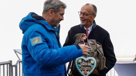 Ein Herz für Kanzler Merz - Söders Gipfel-Show auf der Zugspitze