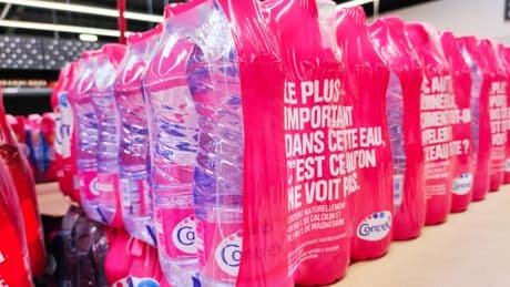 Des taux «incommensurables» de microplastiques contaminent les eaux Contrex et Hépar