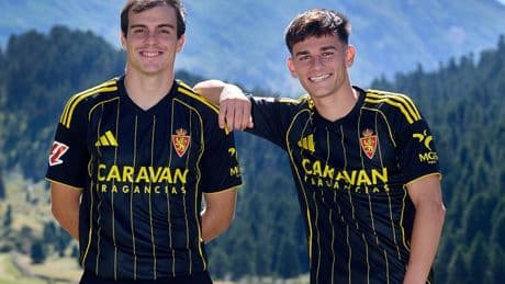 El Zaragoza presenta la equipación avispa con predominio del negro