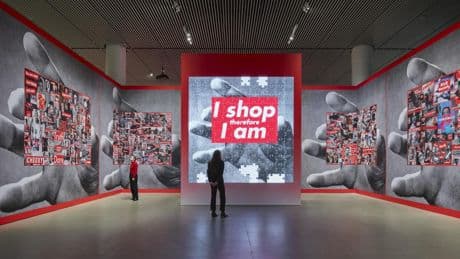 Barbara Kruger, palabras contra el consumo y el abuso de poder en el Guggenheim de Bilbao
