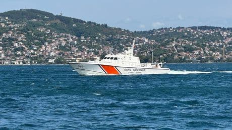 Beykoz açıklarında alabora olan teknedeki bir kişiyi arama çalışmaları sürüyor