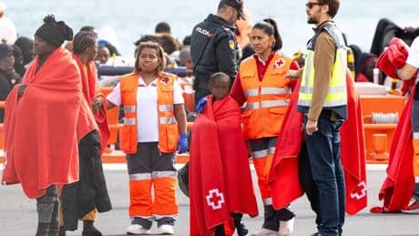 El Gobierno ya se ha hecho cargo de 300 menores solicitantes de asilo de Canarias