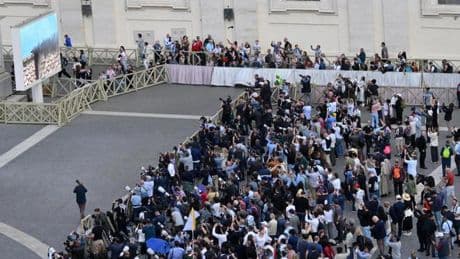 La segunda fumata negra anuncia que no hay decisión sobre el Papa tras la segunda y tercera votación