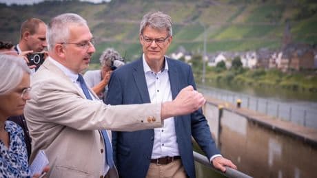 Schnieder auf Sommerreise: Die Bahn umschifft
