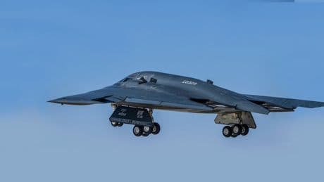Puede cruzar medio planeta sin ser detectado y lanzar algunas de las bombas más letales: así es el avión que EEUU usó en Irán