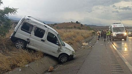 Kastamonu'da feci kaza! Araç refüje çarptı: Ölü ve yaralılar var