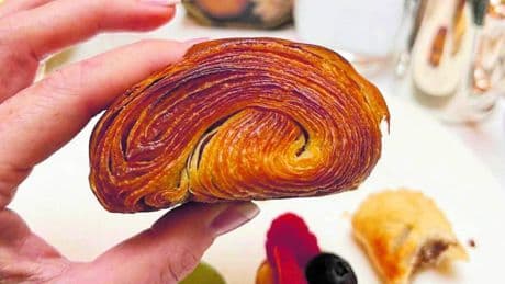Prima colazione in albergo. Regalarsi un lusso mattutino